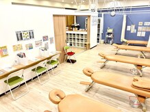匠タクミ整骨院の雰囲気（明るく開放的な空間での安心施術、カーテン、個室もございます）