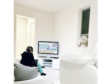 リエ(Lier)の雰囲気（キッズスペースはテレビとソファでゆっくり過ごせます♪）