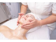 極上のオールハンドマッサージで最高の癒しを。