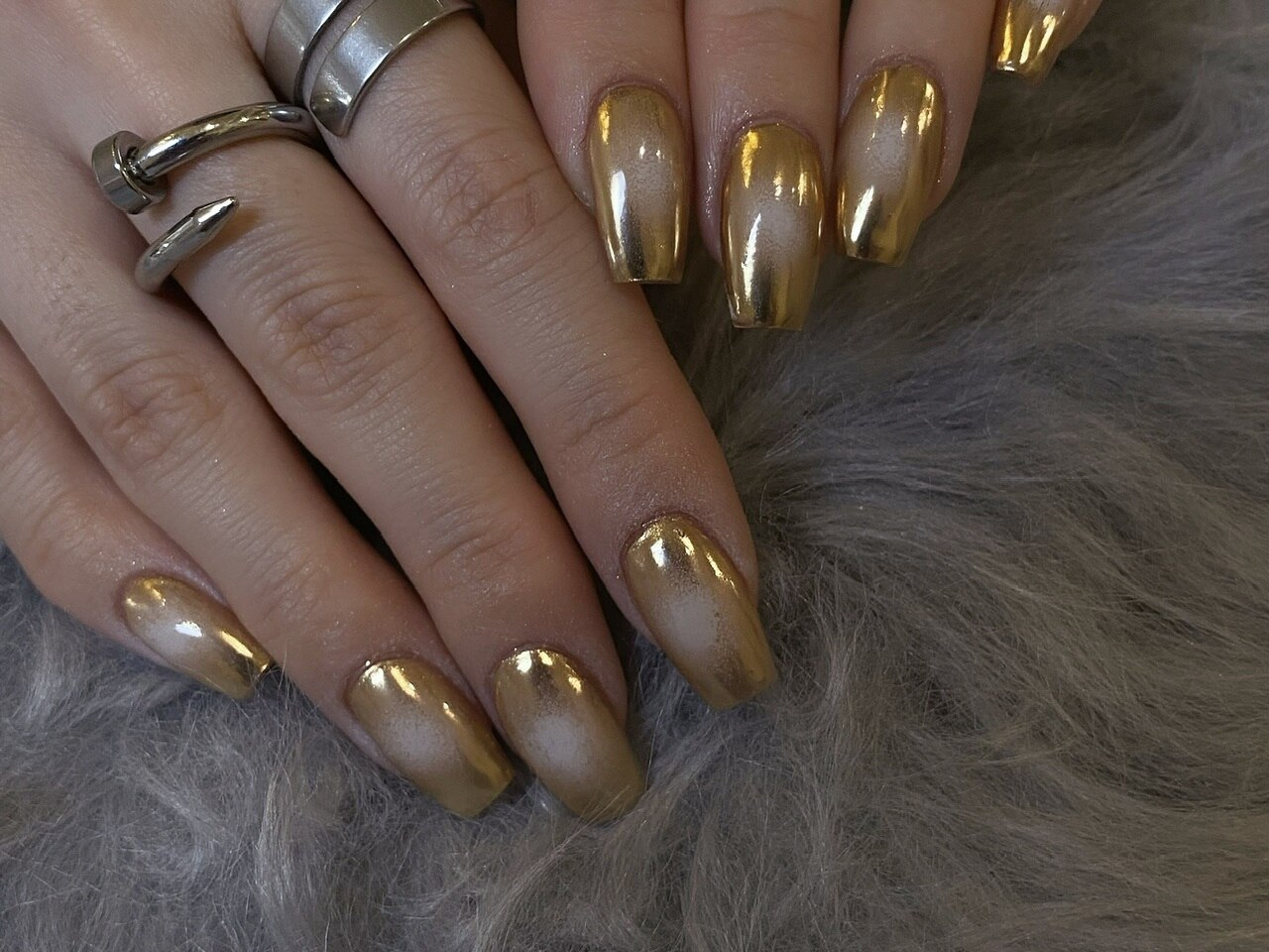 2025年秋トレンド】ゴールドミラーのネイルデザイン集｜人気順