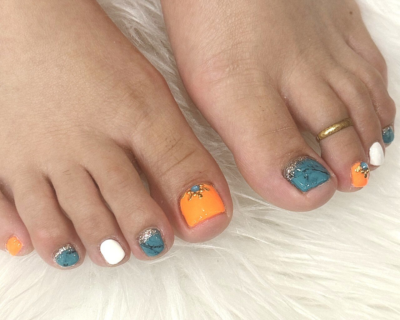 2025年-2026年冬トレンド】大理石 ターコイズ フットのネイルデザイン
