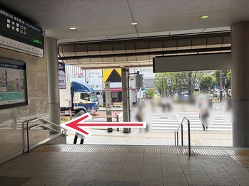 サロン ブルーミー 大井町店(Salon Bloomie)/2.目の前の横断歩道を渡り、左へ