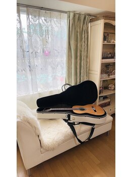 ギターが置いてあるネイルサロン