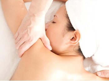 スパジュエル(SPA JEWEL)の写真/気になる二の腕や背中のハミ肉もお任せ☆【ドレスのハミ肉撃退！引締めコース60分¥5500】