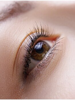 ビューティズムラウンジ(Beautism Lounge)の写真/根本から立ち上がる自然なカールで、ナチュラル上品な大人目元を♪朝から夜まで魅力的な目元をご提供◎