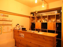 鍼灸整体院メグル 鷺沼院(鍼灸整体院meguru)の雰囲気（受付風景）