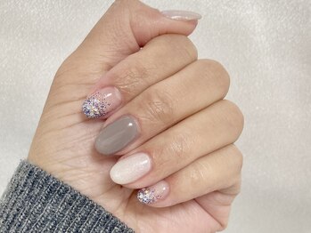 上品グレージュ×大人ラメネイル