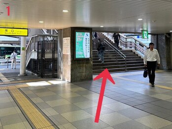 プラチナムドール 天王寺店(PLATINUMDOLL)/1.階段に向かって歩く