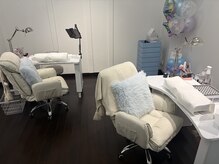 nailsalon Aimer by Cheriの雰囲気（水色、シルバー、白を基調とした内装でお洒落で可愛い空間に☆）