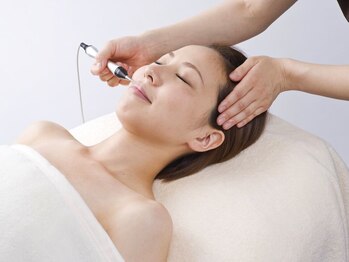 ヴァン ベール 銀座店の写真/フェイシャル人気No.1☆ハンドorマシンから選べる最新リフトアップ体験!短期集中たるみケア&小顔見せに◎