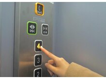 サロン デ リブレ 岡山駅前店(salon de Libre)/エレベーターで４階へ