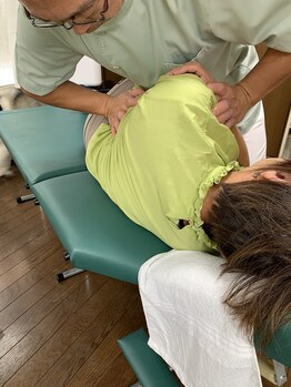 カイロプラクティック リズム/施術の様子～腰椎矯正