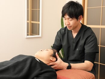 河(KOU)/ヘッドマッサージ　施術