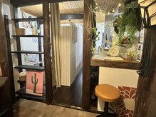 Ayus健軍店 まつげパーマ/パリジェンヌ/エクステ/メンズ眉毛/脱毛/肩こり/ヘッドスパの雰囲気(店内はカフェのような落ち着いた雰囲気です♪)