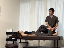 ライズフィジオ 名古屋店(RISE PHYSIO)の雰囲気（猫背やストレートネック、姿勢を気にされる女性が来店しています）