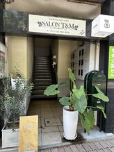 サロン ティアンドエム 高松店(T&M)/入り口にランプの看板