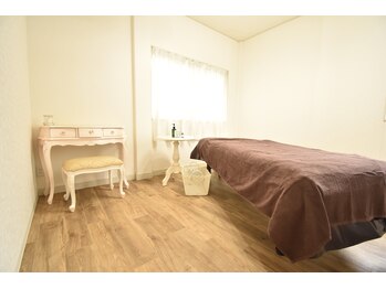 エミルカ(EMILUCA)/ ハーブピーリングを行う施術室