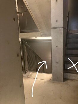 プラリセル(PLa:Recell)/階段下ります