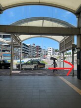 コスメティック雅/改札を出て右に曲がります。
