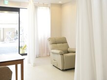 カーテンで仕切られた半個室空間でリラックス