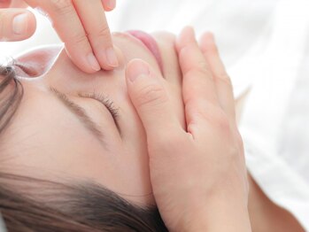 お顔の研究所の写真/【当店人気No.1★めっちゃ小顔形成¥9,900】小顔技術＋WINBACKでキュッと引き締め☆
