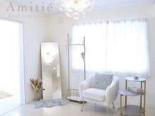 アミティエ(Amitie)の雰囲気（白を基調とした個室サロンで落ち着けるプライベート空間）