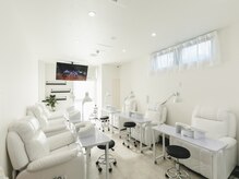 エムトゥービューティー(M2 BEAUTY)の雰囲気（白を基調とした店内になります♪モニターでK-POP流しています。）