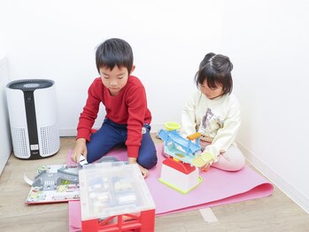 エルカイロプラクティック武蔵小杉の写真/【キッズスペースあり】通路と施術スペースはゆとりがあり、お子様やベビーカーとご一緒でも大歓迎です！