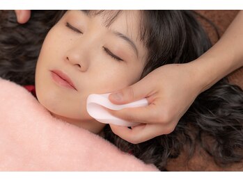 松尾美容鍼灸×整体 香椎/クレンジング後の拭き取り風景