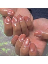 派手すぎない大人のツヤ感。指先がちゅるんと輝く「水光マグネット」