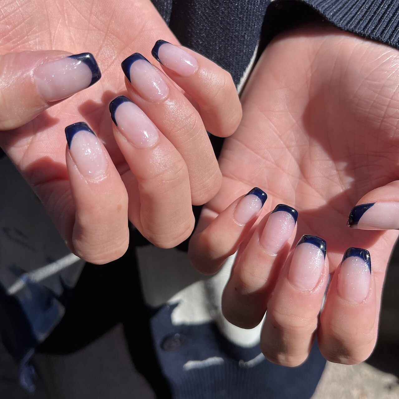 2025年-2026年冬トレンド】ネイビー ハンド ロングのネイルデザイン集