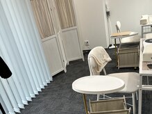 エマネイル 奈良橿原店(EmaNail)の雰囲気（サロン内は2席なので、落ち着いた空間でネイルができます♪）