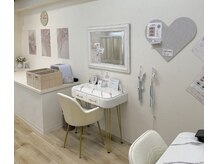 スリーユニークアイプラス 芦屋店(3uniQ eye+)の雰囲気(白を基調とした明るく居心地の良いプライベートサロンです。)