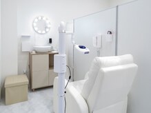 白基調の落ち着いた店内であなただけの時間をお過ごし下さい♪