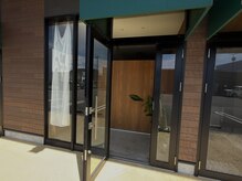 エン(en)の雰囲気(建物の奥から3番目の木の壁の部屋になります。)