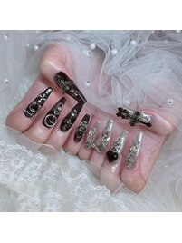 モノトーン×メタルパーツネイル