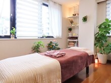 コハル鍼灸整骨院 本郷三丁目(COHARU鍼灸整骨院)の雰囲気（自然光と緑、アロマの香りで心身ともにリラックス♪）