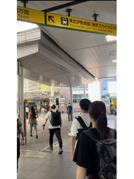 ビューステージ アイブロウサロン 越谷/南越谷駅の改札を出ます