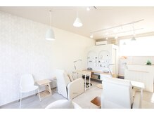 マニネイル 高の原店(mani nail)/白を基調とした落ち着く店内