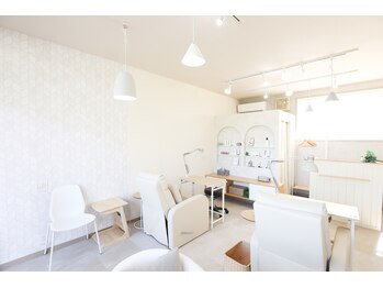 マニネイル 高の原店(mani nail)/白を基調とした落ち着く店内