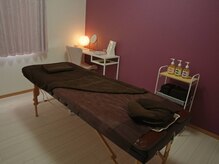 ラ シャンブル デ ルポ(la chambre de REPOS)の雰囲気（ピンクがアクセントの白を基調とした可愛らしいお部屋です。）