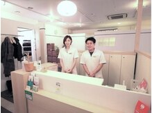 ライン(Line)/明るいスタッフがお出迎えの受付