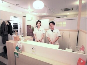 ライン(Line)/明るいスタッフがお出迎えの受付
