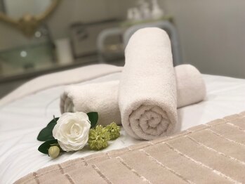 エヴァーグレース 北千住店/白を基調とした落ち着いた店内