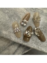 アール(R)/キラキラビジューネイル