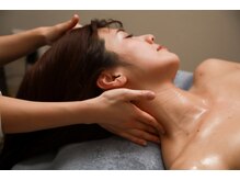 クリスタルボウルの穏やかな音色に包まれながら施術を行います