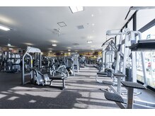 ゴールドジム 熊本East店(GOLD'S GYM)の雰囲気（【ジムエリア】圧倒的なマシン台数！！全134台！開放的な空間！）