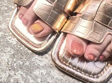 ノラ ミナミアオヤマ(NORA MINAMIAOYAMA)/オレンジピンクフットマグネット