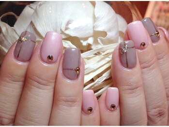 ネイルズ ララ(nails Lala)/ストーンをポイントに。