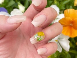 可愛いドライフラワーネイル